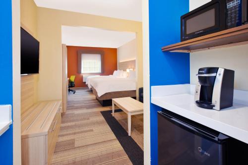 TV a/nebo společenská místnost v ubytování Holiday Inn Express Absecon-Atlantic City Area by IHG