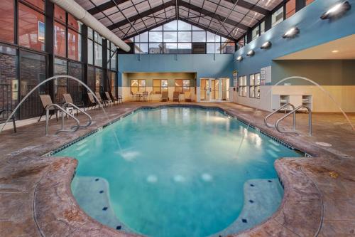 una grande piscina in un grande edificio con una grande finestra di Holiday Inn Express Absecon-Atlantic City Area, an IHG Hotel ad Absecon