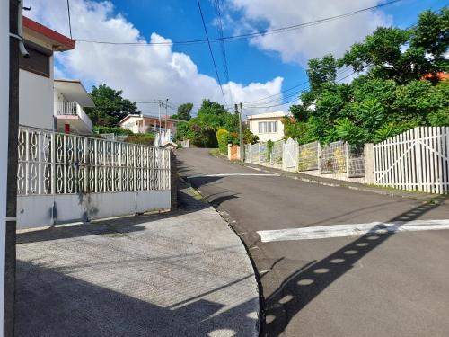 El barrio en el que está el departamento o un barrio cercano