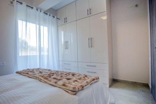 Una cama o camas en una habitación de Over the horizon 3 bedroom apartment