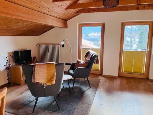 a living room with two chairs and a table at Beim Bergfreund in Füssen