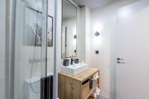a bathroom with a sink and a mirror at Be Casa - Rivas in Rivas-Vaciamadrid