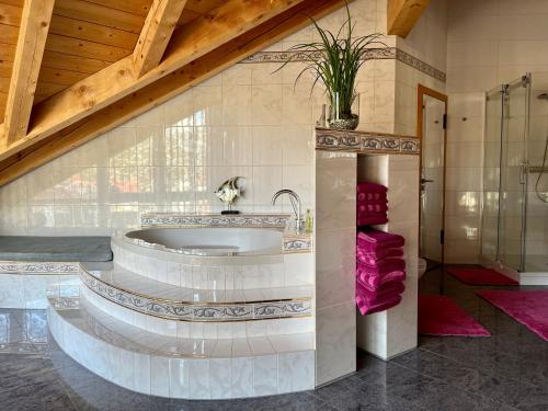 bagno con vasca e lavandino di Wally Luxus Lodge im Ferienhaus Magdalena a Mittenwald