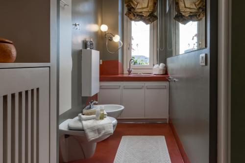 baño pequeño con fregadero y nevera en Appartamento luminoso a 5 min da Porta Nuova en Turín