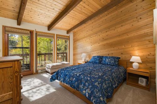 ein Schlafzimmer mit einem Bett und einer Holzwand in der Unterkunft 389 Beaver Circle in Durango Mountain Resort