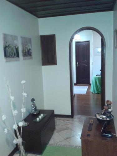 a living room with a mirror and a table at Quartos no centro de Torres Vedras in Torres Vedras