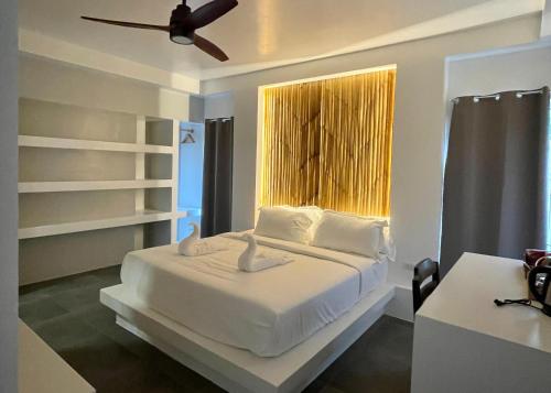 ein Schlafzimmer mit einem weißen Bett und einem Fenster in der Unterkunft Bathala Resort in Panglao
