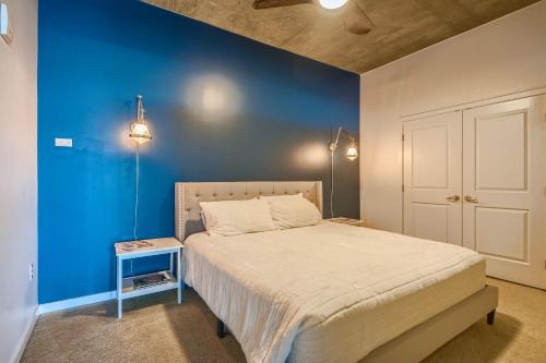 um quarto azul com uma cama e uma parede azul em 1700 Bassett, Unit 818 em Denver