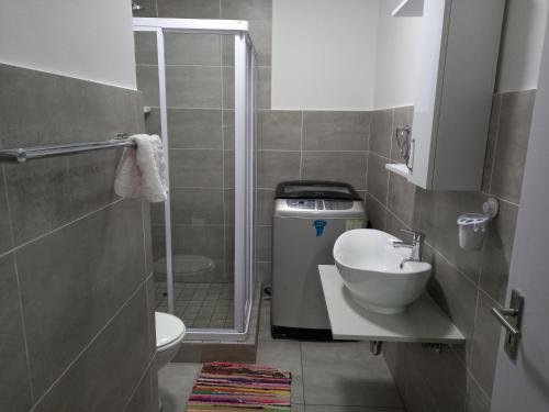 y baño con aseo, lavabo y ducha. en TOP VIEW LUXURY APARTMENT, en Centurion