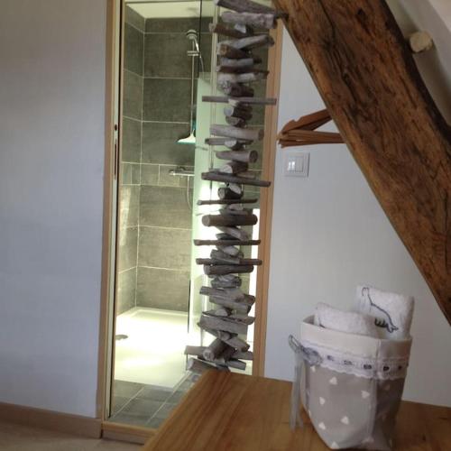 - un casier de bouteilles de vin dans l'établissement AUTHENTIQUE MAISON DE PECHEUR ENTRE-TERRE & MER Avec Un POÊLE À BOIS A Disposition, à Saint-Valery-sur-Somme