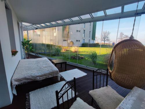 balkon z 2 łóżkami i dużym oknem w obiekcie Relax Apartman w Siófoku