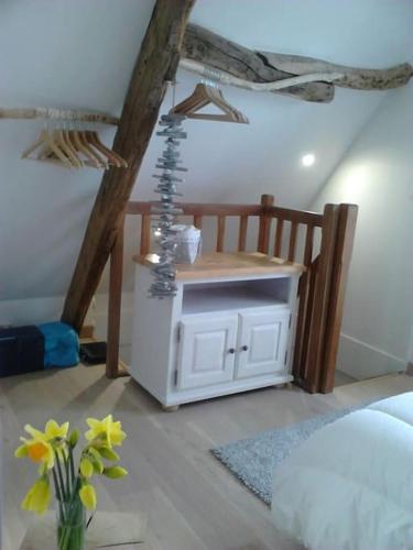 - une petite table dans une chambre avec un lit dans l'établissement AUTHENTIQUE MAISON DE PECHEUR ENTRE-TERRE & MER Avec Un POÊLE À BOIS A Disposition, à Saint-Valery-sur-Somme