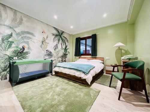 a bedroom with a bed and a green wall at Apartamento adosado con terraza en Playa América, Nigrán in Nigrán
