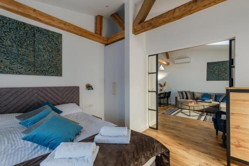 Posteľ alebo postele v izbe v ubytovaní REZYDENCJA ORNAK 5 - stylowe apartamenty z balkonami i jacuzzi, 5 min pieszo do Krupówek, IZBY PODHALAŃSKIE