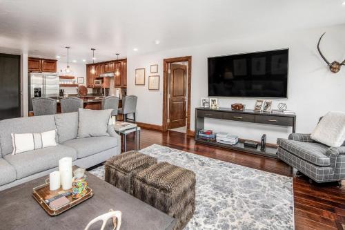 Ascent Residence 302 – Photos 2