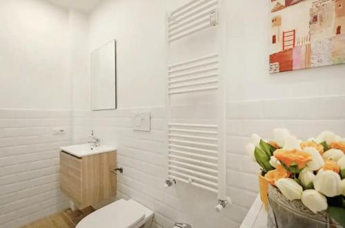 Bathroom sa NEW-BIG Honey Colosseum 4bdr + 2sofa bed A/C