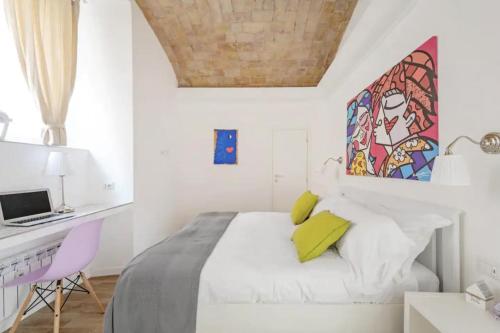 Una cama o camas en una habitación de NEW-BIG Honey Colosseum 4bdr + 2sofa bed A/C