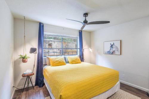 une chambre avec un lit jaune et une fenêtre dans l'établissement 1482 Oak Street, à Ouray