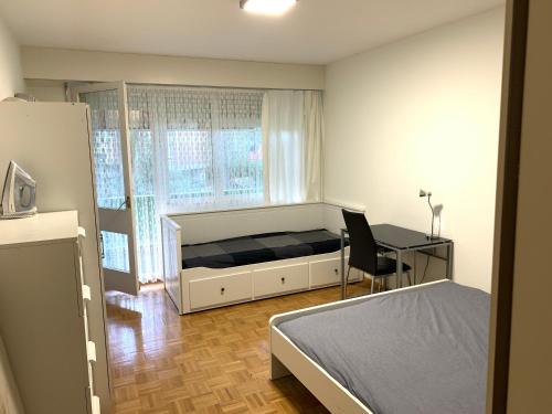 1 dormitorio con 1 cama, escritorio, 1 cama y 1 silla en XL City Center Apartment-contactless check-in Netflix Included, en Basilea