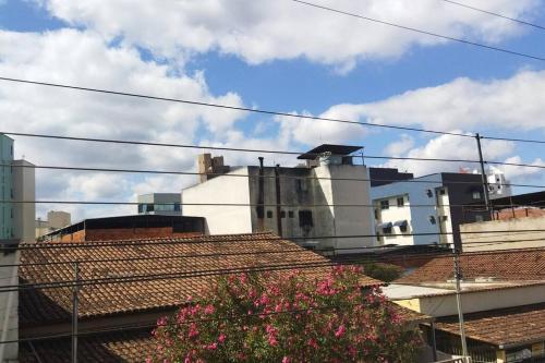 a view of roofs of buildings in a city at Apartamento de luxo com 2 quartos, sala com sacada, cozinha área de serviço e 1 banheiro social. in Ipatinga