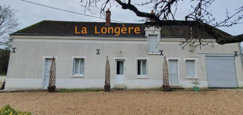 Ein weißes Gebäude mit einem Schild, auf dem la longerride steht. in der Unterkunft Gîte Caves de Beauval (à 100m du zooparc !) in Saint-Aignan