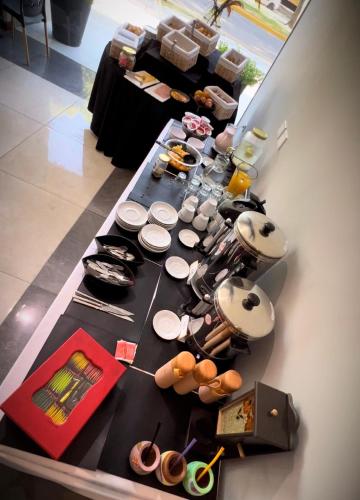 圣弗朗西斯科Inizio Hotel的桌子上摆满了食物