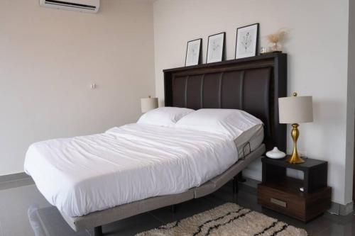 Кровать или кровати в номере Noa’s Hermoso Penthouse San Pedro Mty .