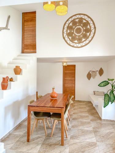 une salle à manger avec une table et des chaises en bois dans l'établissement Casa Al Mare Preá, à Prea