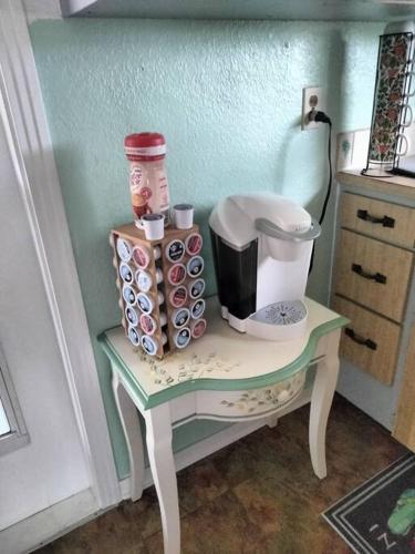 een tafel met een koffiezetapparaat en kopjes erop bij Tropical Paradise Oasis Spa Retreat in Largo