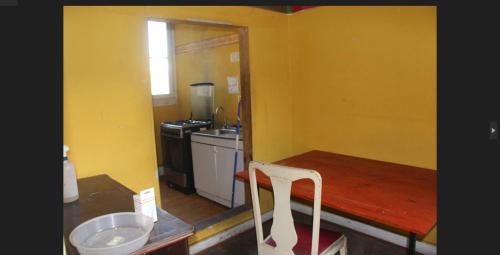 una pequeña cocina con mesa y encimera en Casapuerto, en Valparaíso