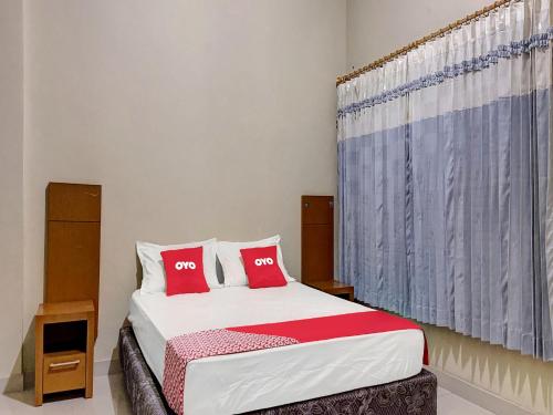 Tempat tidur dalam kamar di OYO 92065 Kos Flobamor