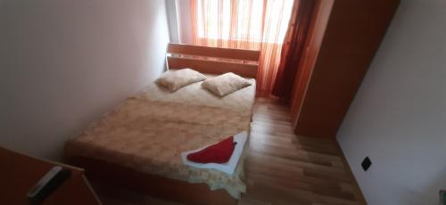 マンガリアにあるApartament Parter 1 Strada Pictor Tonitzaの小さなベッドルーム(ベッド1台、窓付)