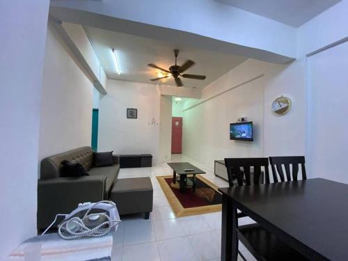 ein Wohnzimmer mit einem Sofa und einem Deckenventilator in der Unterkunft Homestay Bandar Temerloh Wi-Fi Netflix Smart TV in Temerloh