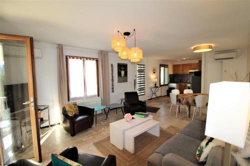 un salon avec un canapé et une table dans l'établissement Les Bastidons de L'Isle - Le Saint-Julien - 3 étoiles, à LʼIsle-sur-la-Sorgue