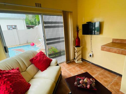Televisyen dan/atau pusat hiburan di Repose Guest house!