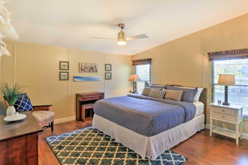 Katil atau katil-katil dalam bilik di Charming Home with Deck and Yard - 1 Mi to Lake Texoma