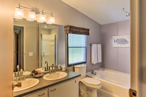 Bilik mandi di Charming Home with Deck and Yard - 1 Mi to Lake Texoma