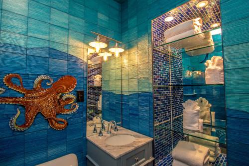 Un baño de Adventure Suites