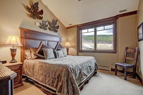 Un dormitorio con una cama grande y una ventana en Crystal Peak Penthouse, en Breckenridge