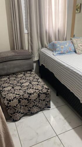 una camera con due letti e una panca di Casa enseada a Guarujá
