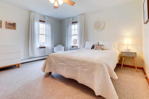 - une chambre blanche avec un grand lit et 2 fenêtres dans l'établissement Comfy Tiverton Home Near Newport and Beaches!, à Tiverton