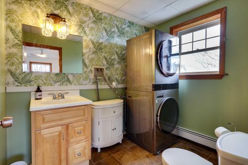 La salle de bains est pourvue d'un lavabo et d'un lave-linge. dans l'établissement Comfy Tiverton Home Near Newport and Beaches!, à Tiverton