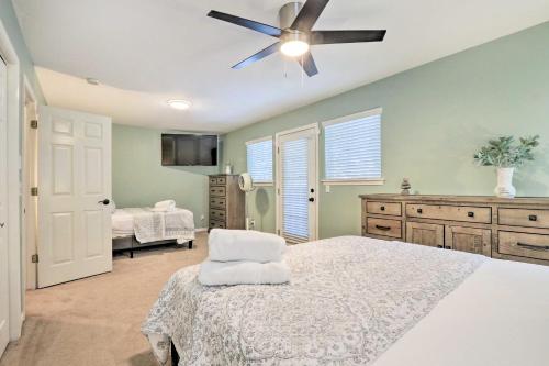 1 dormitorio con 1 cama y ventilador de techo en Crystal Bay Home with Fireplace and Nature Views!, en Post Falls