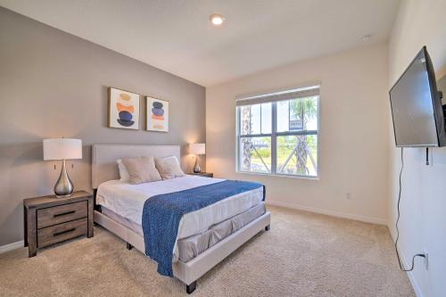 1 dormitorio con 1 cama, TV y ventana en Davenport Home with Outdoor Pool Near Disney!, en Davenport