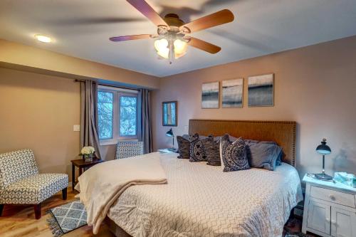 1 dormitorio con 1 cama y ventilador de techo en Lakefront Fairbanks Home with Private Beach! en Fairbanks