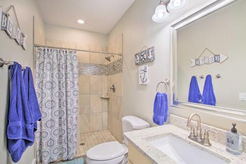 ein Badezimmer mit Toilette, Waschbecken und Dusche in der Unterkunft Garden City Gem Private Hot Tub and Game Room! in Garden City