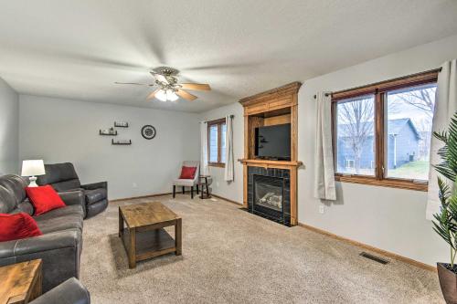 Posezení v ubytování Altoona Home 11 Mi to Downtown Des Moines