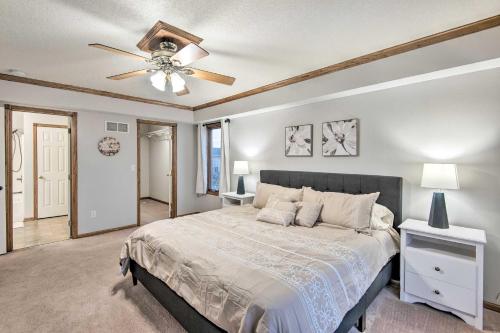 A bed or beds in a room at Altoona Home 11 Mi to Downtown Des Moines