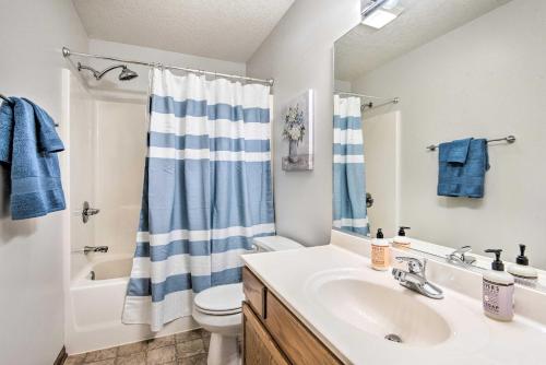 W łazience znajduje się umywalka, toaleta i prysznic. w obiekcie Altoona Home 11 Mi to Downtown Des Moines w mieście Altoona
