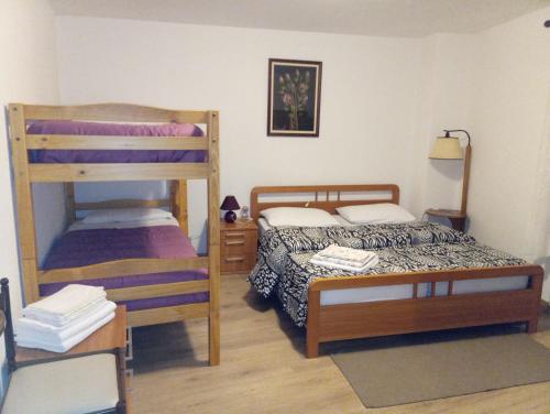 sypialnia z 2 łóżkami piętrowymi i stołem w obiekcie Casa Negritella w mieście Serrada